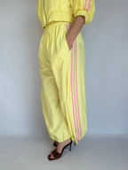 Pantalone giallo sportivo bande laterali rosa