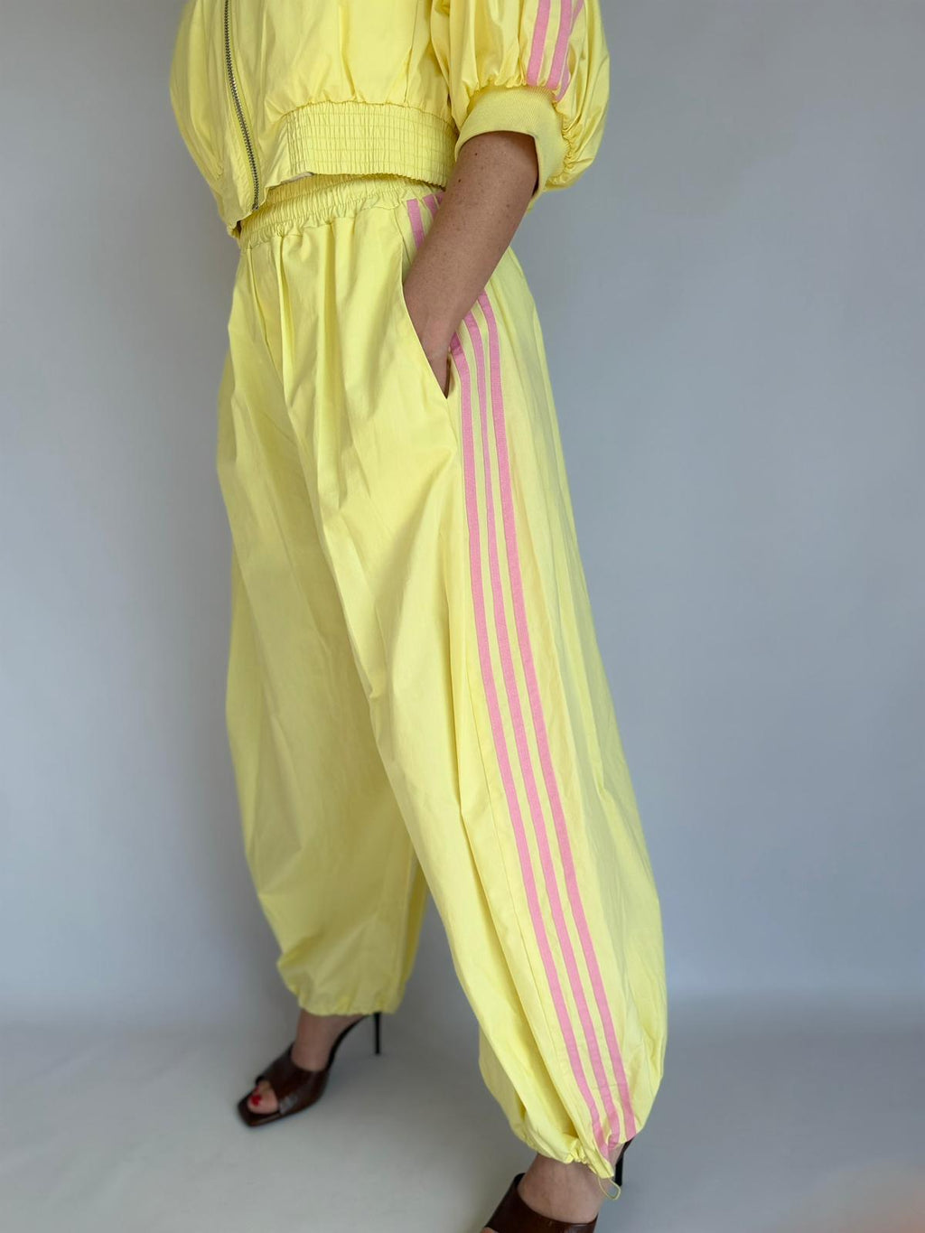 Pantalone giallo sportivo bande laterali rosa
