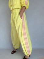 Pantalone giallo sportivo bande laterali rosa