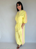 Pantalone giallo sportivo bande laterali rosa