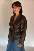 Giacca ecopelle con cintura marrone