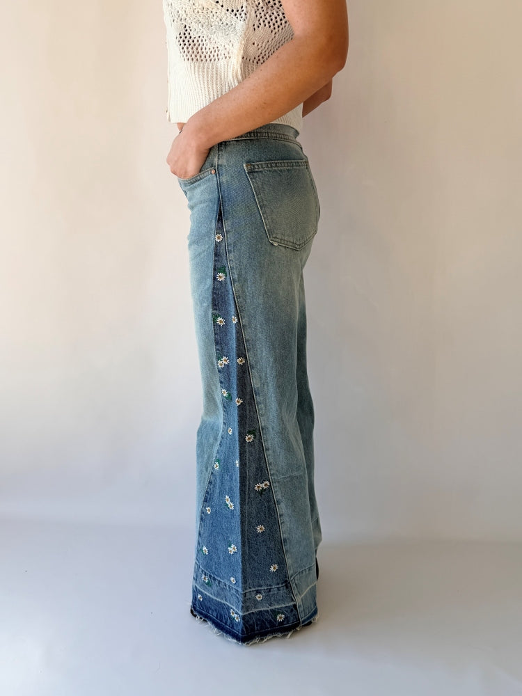 Jeans larghi con margherite