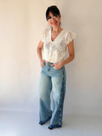 Jeans larghi con margherite