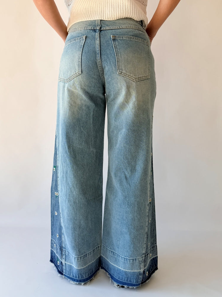 Jeans larghi con margherite