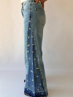 Jeans larghi con margherite