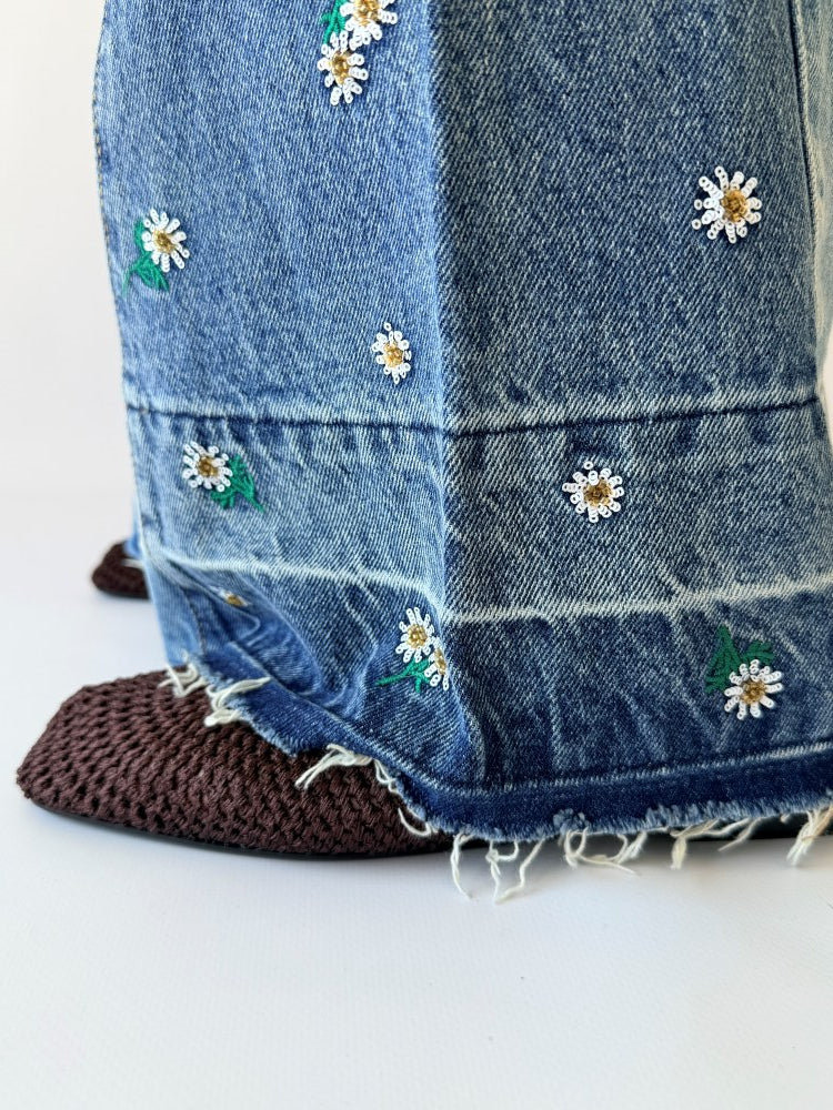 Jeans larghi con margherite
