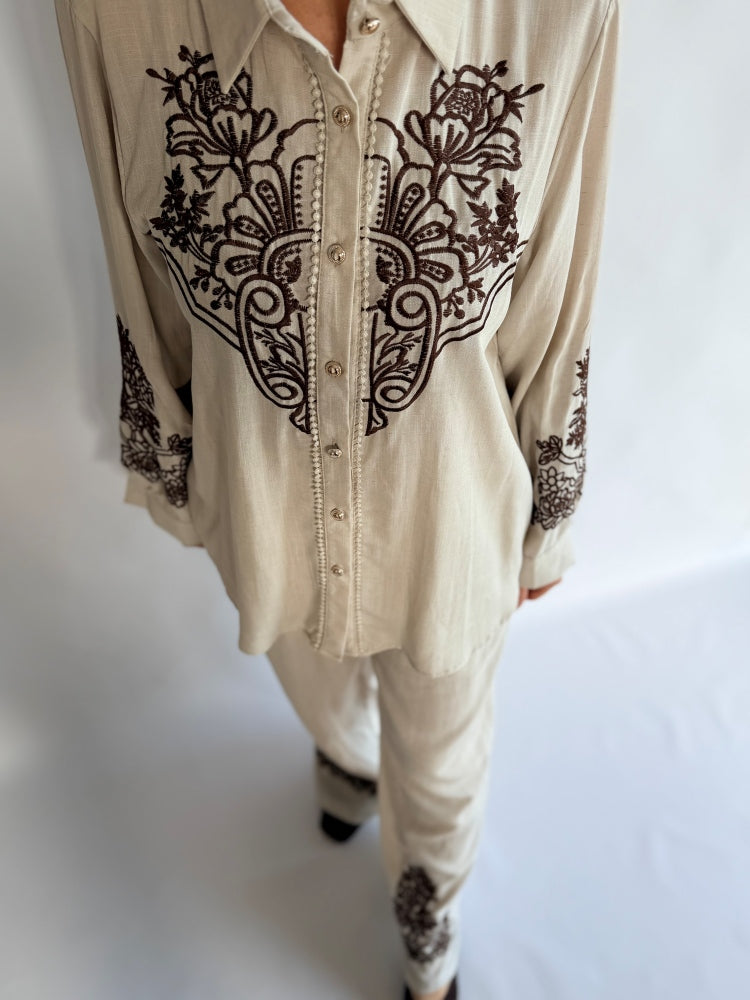 Completo camicia e pantalone crema