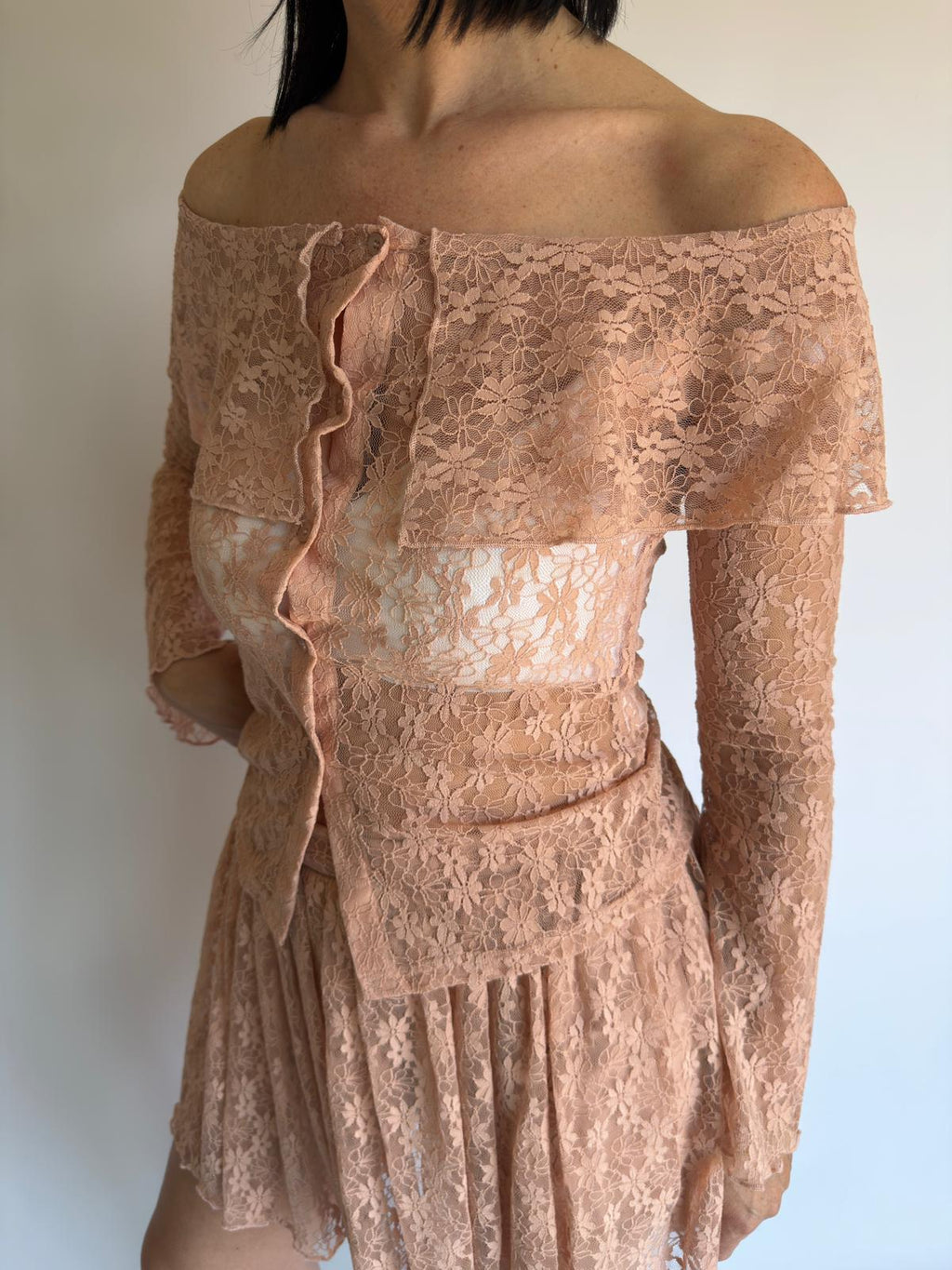 Top in pizzo a maniche lunghe
